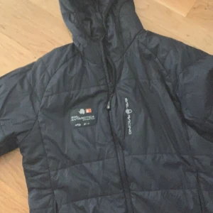 Sail racing jacka  - Sailracing jacka storlek M men lite kort i längden använder inte längre 