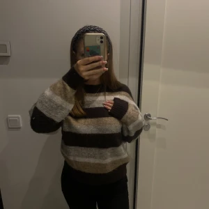 Stickad tröja - Fin randig stickad tröja i fint skick, bara använt 2-3 gånger💕 Super skön