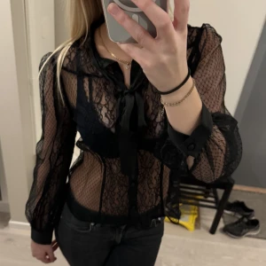 Spetsblus  - Jättefin spetsblus som tyvärr inte används längre. Köpt på zara men är helt slutsåld. Som ny utan defekter. Perfekt för utgång men också sjukt snygg med ett svart linne under.