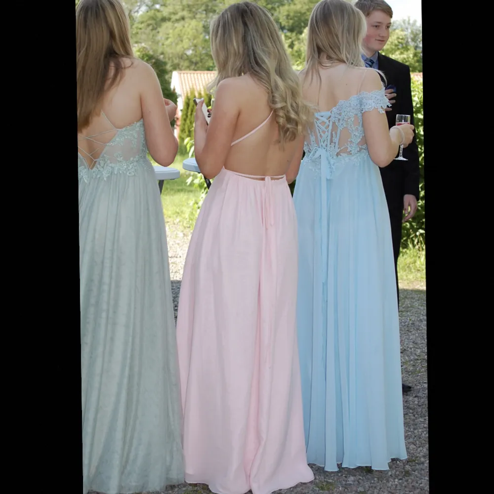 Säljer klänningen i mitten på första bilden. Köpt för ca 2200 kr och endast använd en gång. Ljusrosa inte beige (några mindre defekter som syns på sista bilden). Klänningar.