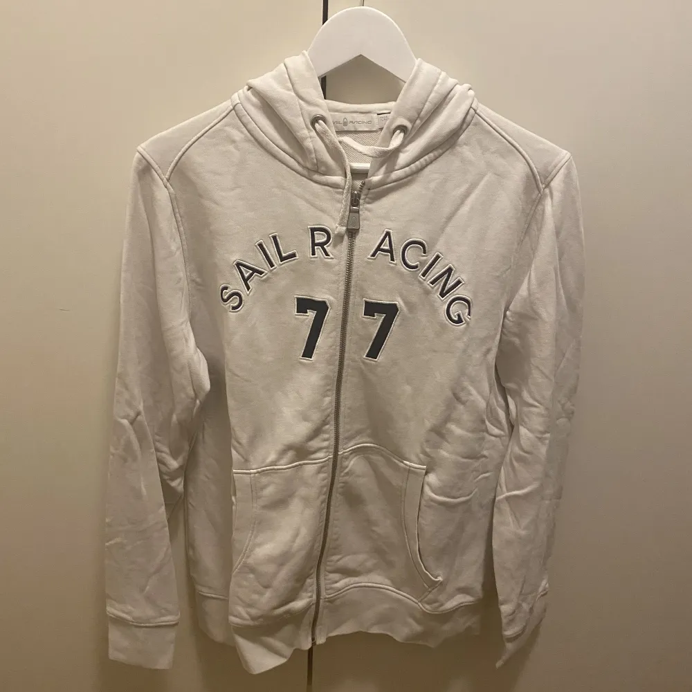 Säljer då min sailracing kofta i storlek XL men passar bra till L . Hoodies.