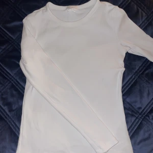 Ribbad tröja - Från Gina. Använd fåtal gånger. Fint skick.