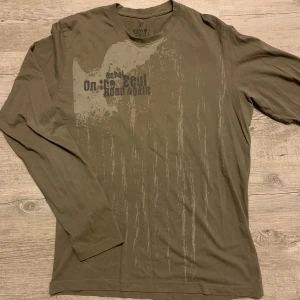 Långärmad tröja med tryck  - mörkgrön tröja med coolt tryck i storlek M😊 tror frakten ligger på 30kr 