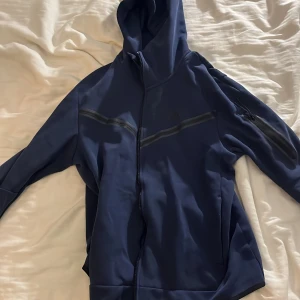 Mjukisset (Nike tech fleece) - Byxor Storlek XL  Och Kofta storlek L Kan även köpas separat. Båda två kostar 1100kr