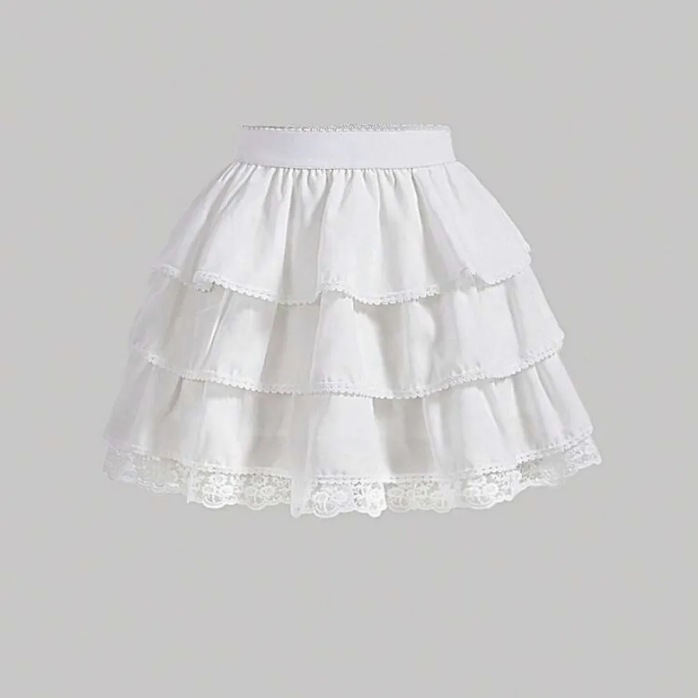 säljer min vita kjol då jag beställde fel och är aldrig använd🥰 pris kan diskuteras och kontakta vid frågor ❤️. Kjolar.