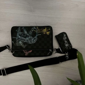 Louis Vuitton väska (Unik) - Hej säljer min unika Louis Vuitton väska. Väskan är i nyskick använd ett par gånger. Börsen som hänger i väskan följer med. Har ni frågor är det bara att fråga 