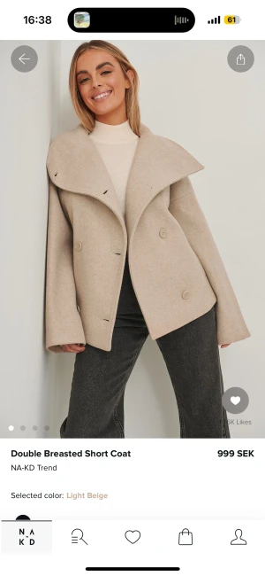 Beige kappa - Säljer denna slutsålda beiga kappan från NA-KD. Köpt för 1000, säljer för 400kr+ frakt. Endast använd förra vintern så lite nopprig men går att få bort de värsta med nopp maskin eller liknande. 