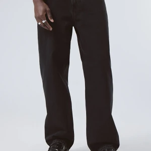 Weekday Baggy Jeans - Ett par riktigt sköna svarta baggy jeans från Weekday av modellen galaxy, som ej kommer till användning längre. Byxorna är i bra skick bortsett från några små hål.
