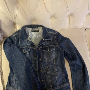 Jeansjacka  - Säljer min blåa jeansjacka som inte längre kommer till användning. Perfekt för hösten/våren, och passar till alla outfits!. Nypris 799 säljer för 250-350kr pris kan diskuteras.