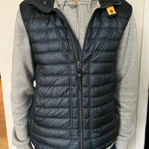Parajumper väst - Säljer en pj väst som är i riktigt bra skicka om de är några funderingar är att bara att skriva, strl S