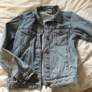 Säljer denna jeans jackan från monki i storlek xs! Använd 1 sommar men är i fint skick 🫶🏼