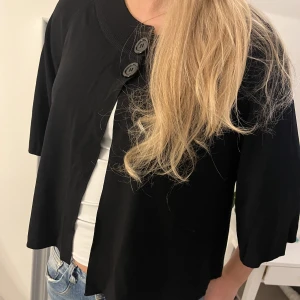 Trekvartsärmad kofta✨✨ - Snygg tunn trekvartsärmad kofta! I toppenskick💕sitter som S