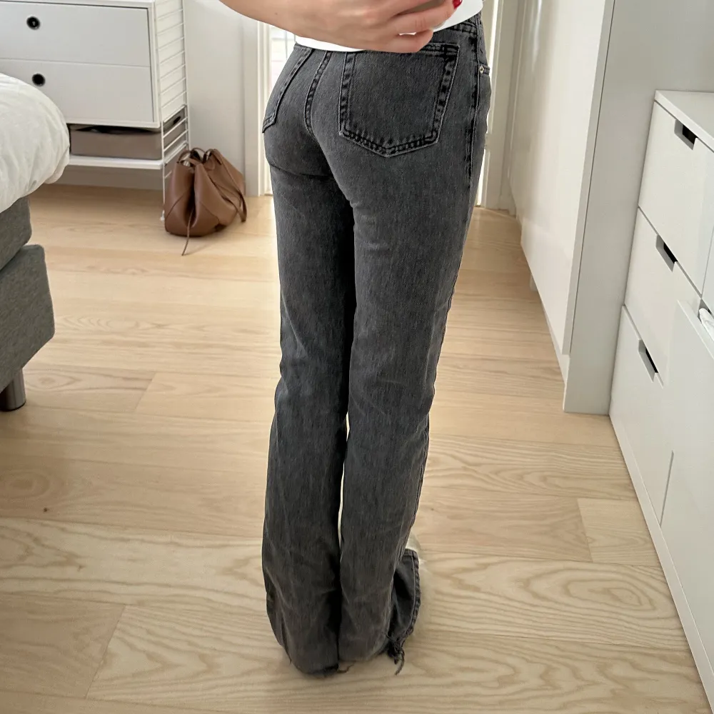 Jeans från zara, så snygga! Jag är 161 och har vanligtvis storlek 32/34. . Jeans & Byxor.