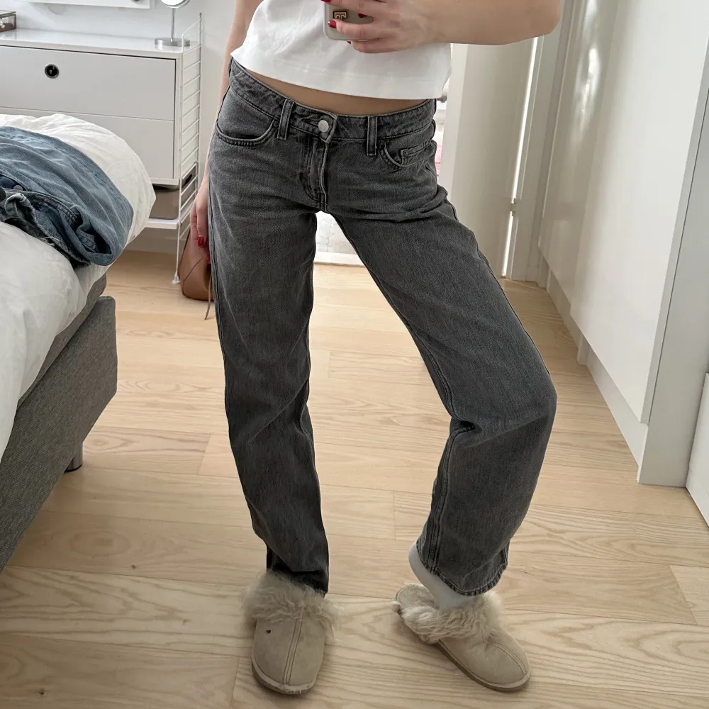 Raka lågmidjade jeans från Weekday i modellen Arrow. Så snygga! Jag är 161 och har vanligtvis storlek 32/34. . Jeans & Byxor.