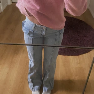 Lowaist Jeans - Snygga ljusblåa Lowaist jeans jag köpte i somras men bara använda fåtal gånger❤️ Köptes på Pull and bear för 500 säljer för 275, (säljs inte längre) Långa på mig och jag är 165