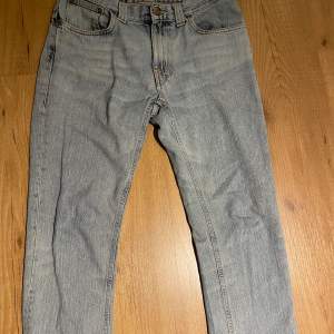 blå Nudie jeans size 30/32 skick 8/10 inga hål eller fläckar nypris ligger runt 1600 dm vid frågor pris kan sänkas vid snabb affär 