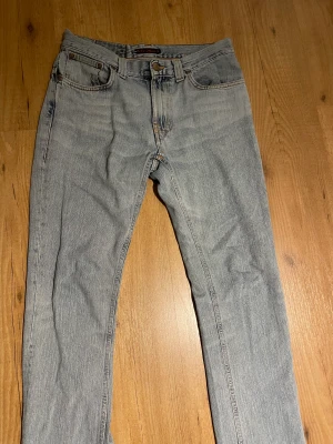 Nudie jeans - blå Nudie jeans size 30/32 skick 8/10 inga hål eller fläckar nypris ligger runt 1600 dm vid frågor pris kan sänkas vid snabb affär 