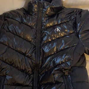 Calvin Klein jacka - Säljer min vinter/höstjacka från Calvin Klein. Köpte den i oktober förra året och har använt den runt 2 gånger för de inte är min stil. Den är i nyskick. Nypris 1800