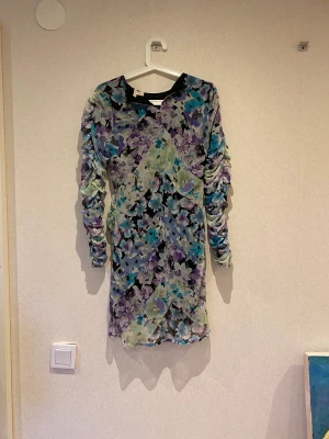 Klänning  - Säljer min somriga klänning då den inte kommer till användning. Skit snygg och helt som ny. Ny pris 750kr säljer för 150kr pris kan diskuteras 