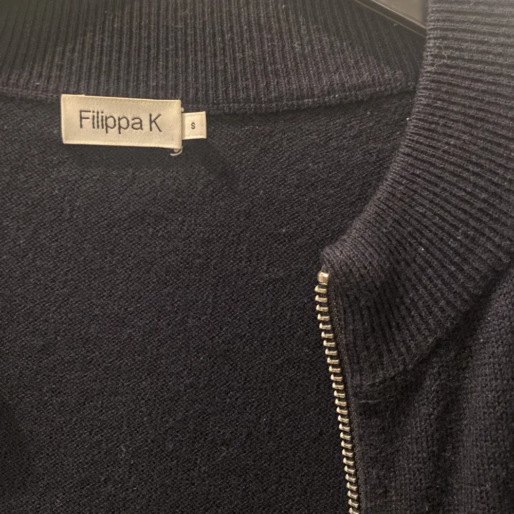 Snygg mörkblå kofta utan krag från Filippa K i storlek S. Skicket är använt men bra. Vårat pris: 399kr. Modellen är 181cm och väger 70kg. Pris kan diskuteras. Hör av dig vid frågor eller funderingar!. Tröjor & Koftor.