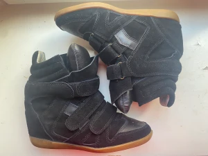 Isabel Marant skor  - Snygga svarta isabel marant skor i mycket bra skick! Dessa skor har dessvärre ett litet hål på insidan, inget som syns vid användning, skickar gärna bild. 