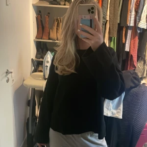 Svart stickad tröja - Jättefin svart stickad tröja❤️säljer även en vit! Köpare står för hela frakten