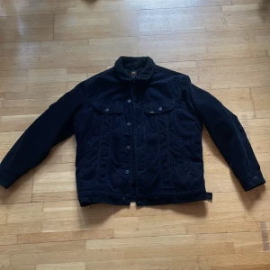 Lee manchester jacka L - Mycket fin jacka, som ny, endast använd ett fåtal gånger. Står storlek L men passar som M. Inga defekter. Tveka inte att höra av er!