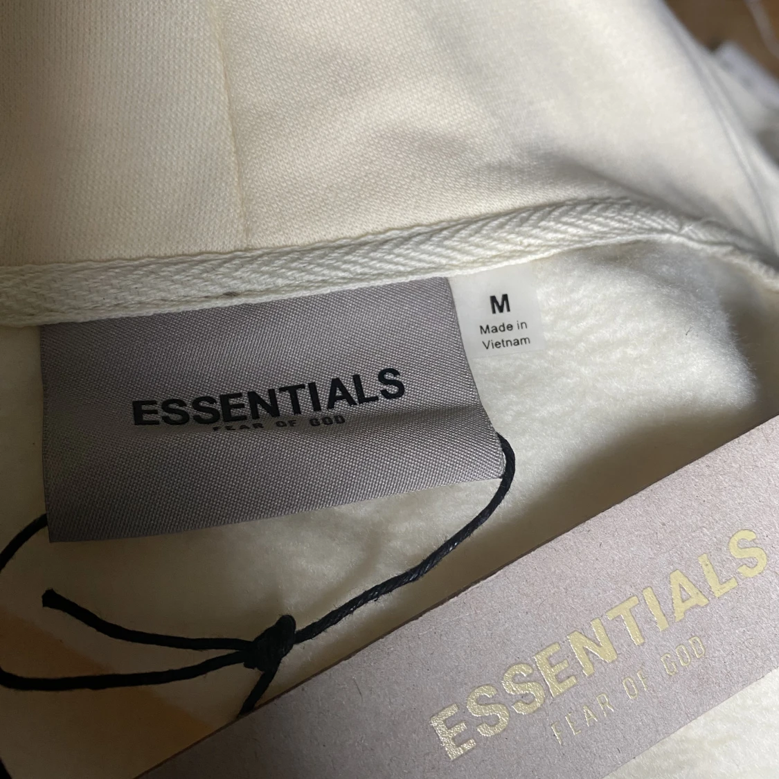 Essentialis zip hoddie oandvänd
