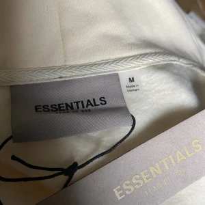 Essentialis zip hoddie oandvänd  - Medium size
