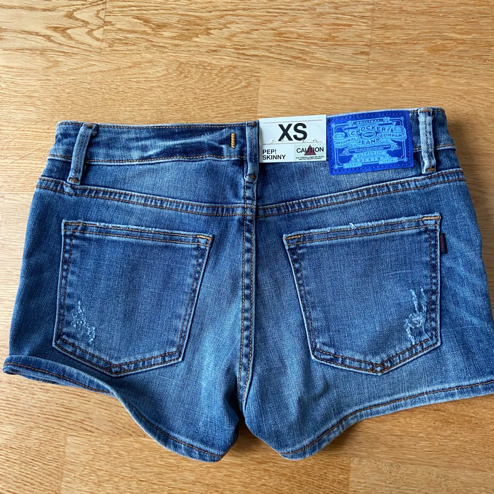 Säljer dessa jeansshorts. Aldrig använda och lappen sitter kvar. Storlek xs. Säljer för 70kr+frakt. Skriv gärna vid frågor.. Shorts.