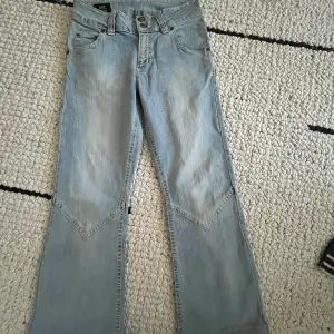 Säljer mina favvo jeans från märket lee säljer endast vid bra bud nypris 899kr, inga defekter som helt nya om det blir fler intresserade startas budgivning, väldigt små i storleken!!