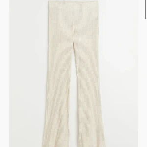 Utsvänga mjukisbyxor - Säljer dessa eftersom de inte kommer till använd längre, de går nästan ända ner till fötterna på mig och jag är 171 cm lång💓