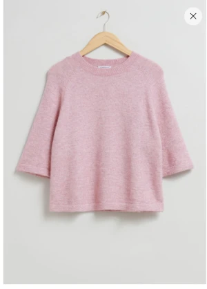 Stickad trekvartsärmad tröja - Säljer nu min jättefina tröja från another stories i storlek s som är köpt för några månader sedan men inte alls använd många gånger! Skriv för fler bilder💘