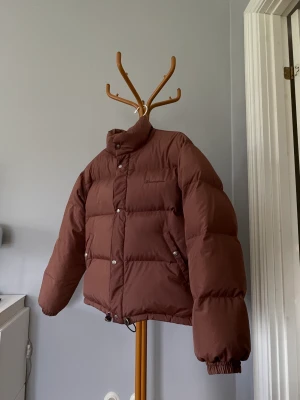Champion puffer  - En vintage champion jacka från början av 2000-talet i en superfin chockladbrun färg. Storlek L men kan användas som oversized, unisex fit skulle jag säga.