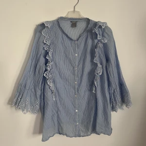 Blus  - Superfin blus med volang. Storlek 44 men passar även 40/42