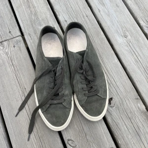 Filippa K sneakers - Filippa K sneakers i storlek 40, sparsamt använda