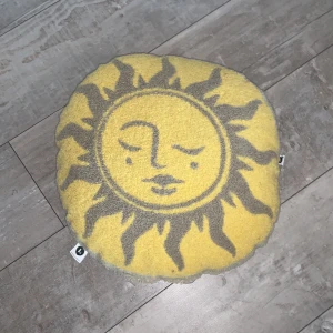 Solkudde  - Säljer en helt ny kudde ifrån Lagerhaus. Köpte den i våras men den har tyvärr inte kommit ”till användning”💕 Tror inte man kan köpa den längre. Skriv i dm ifall du har några frågor💗