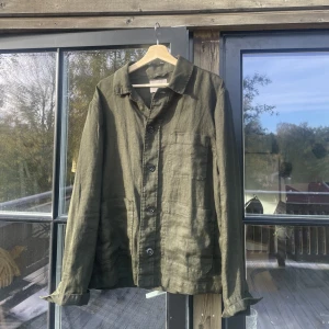 Skjorta - Olivgrön skjorta från H&M. Skick: 9/10 aldrig använd. Storlek M. För fler frågor skicka pm! Mvh, Max.