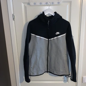 Nike Tech Fleece grå/svart - Säljer min nike tech fleece storlek L men passar på sorlek M också. Den är sparsamt använd och i jättefint skick. 