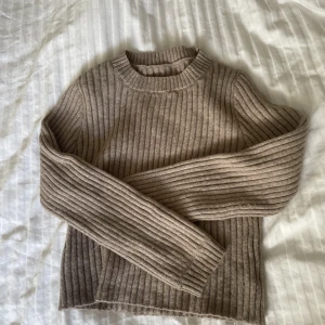 Stickad tröja  - Jätte mysig stickad tröja🧡perfekt nu till hösten🧡