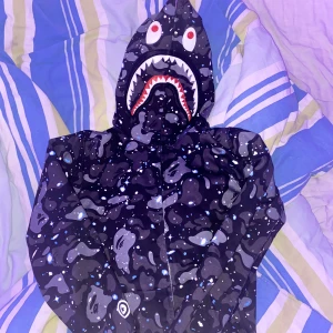 Bape hoodie - Aldrig använd men man kan ite knäppa upp fen helt för dragkedjan har strulat