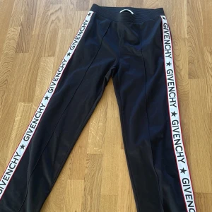 Givenchy trackpants - Tendiga trackpants från givenchy. Stor i storleken passar M (wide fit). Riktigt bra skick använts fåtal gånger. Nypris omkring 9 tusen