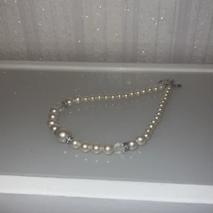 Pärl halsband  - Aldrig använt den, använd bara köp nu🩷