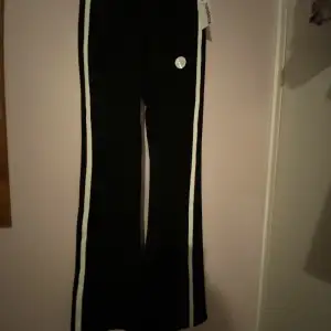Nya leggings från Kappahl Nya Fodrade utsvängda svarta leggings med vita ränder längs benen Tags kvar