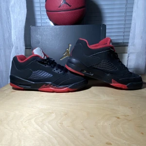 Air Jordan 5 Retro Low OG - Mycket bra skick. Säljer pågrund av liten storlek.  Nypris: 3000kr Öppen för byte  