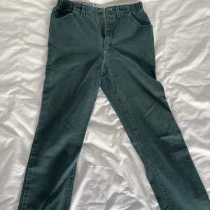 Mörkgröna byxor i typ jeans material. Köpare står för frakt, kan mötas upp i sthlm<3