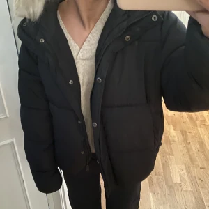 Jacka  - Säljer denna vinterjacka då den inte kommer till användning längre eftersom att jag har andra. Super fin, skön och varm. 🩷väldigt bra skick som ny. 