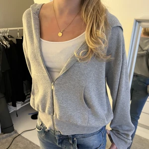 Stickad zip hoodie✨✨ - Snygg stickad zip hoodie från H&M🤍 i bra skick, storlek L men sitter som S/M! Utan snören!