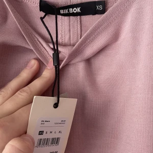 Rosa klänning - Helt ny och oanvänd klänning från BikBok med prislappen kvar!❤️ Köpt för 249kr