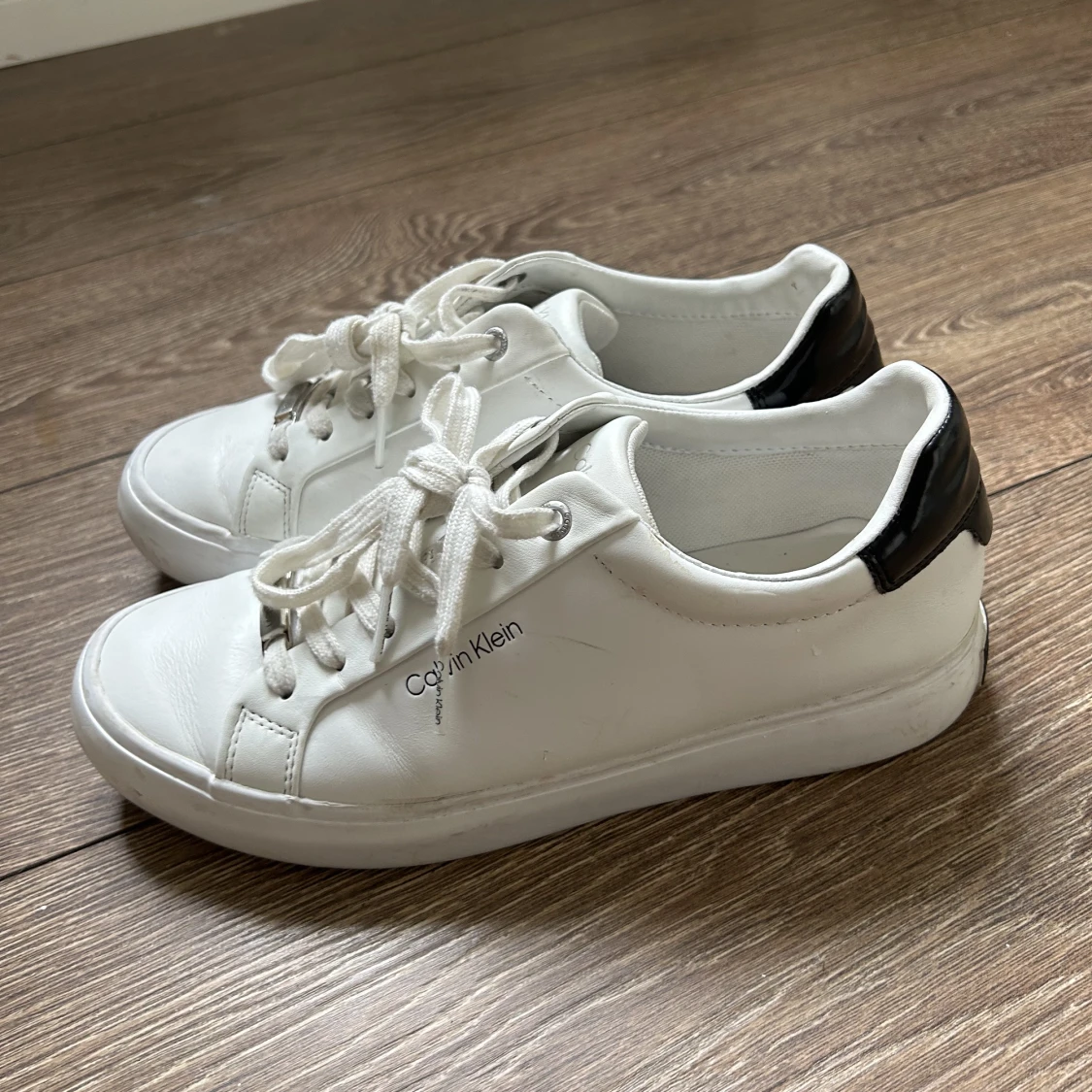 Vita calvin klein skor